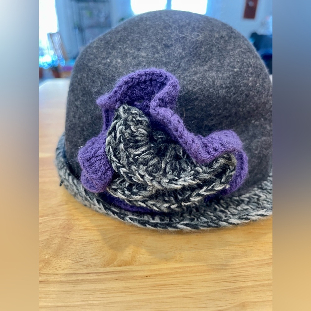 Madison 88 Wool Black & Gray Fedora Cloche Hat w/ purple flower - Picture 12 of 12